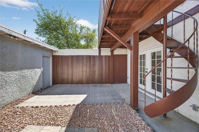 422 Greenbriar Townhouse Way, Las Vegas, NV 89121