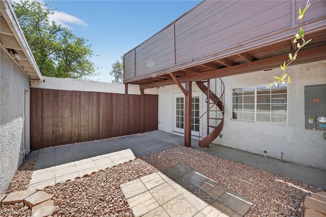 422 Greenbriar Townhouse Way, Las Vegas, NV 89121