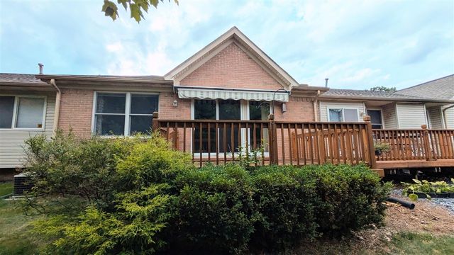 23721 W Lake Circle 14, Brownstown, MI 48183