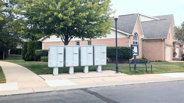 23721 W Lake Circle 14, Brownstown, MI 48183