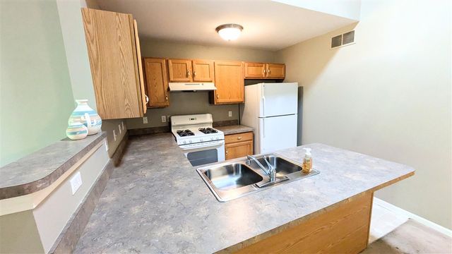 23721 W Lake Circle 14, Brownstown, MI 48183