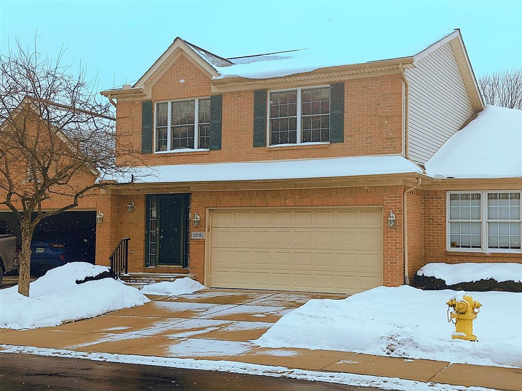 23721 W Lake Circle 14, Brownstown, MI 48183