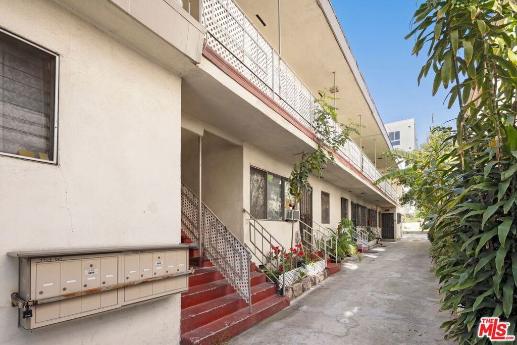 Image 4 of property listing at 4707 Beverly Boulevard, Los Angeles, CA 90004