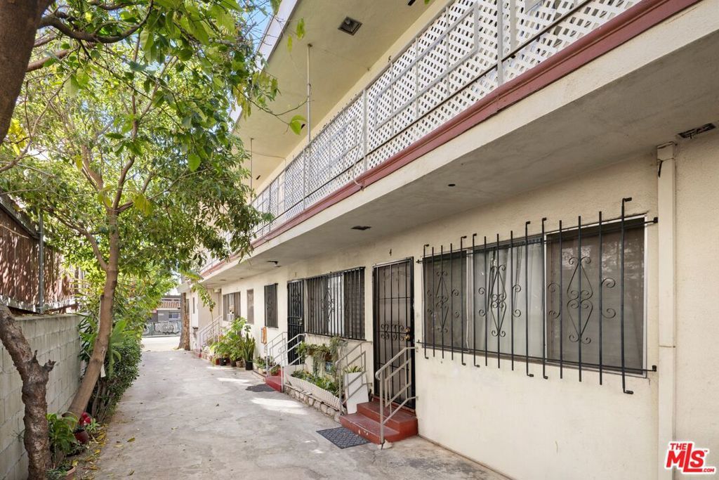 Image 5 of property listing at 4707 Beverly Boulevard, Los Angeles, CA 90004