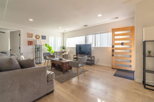 5545 San Onofre Ter, San Diego, CA 92114