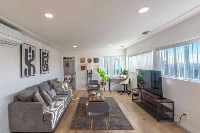 5545 San Onofre Ter, San Diego, CA 92114