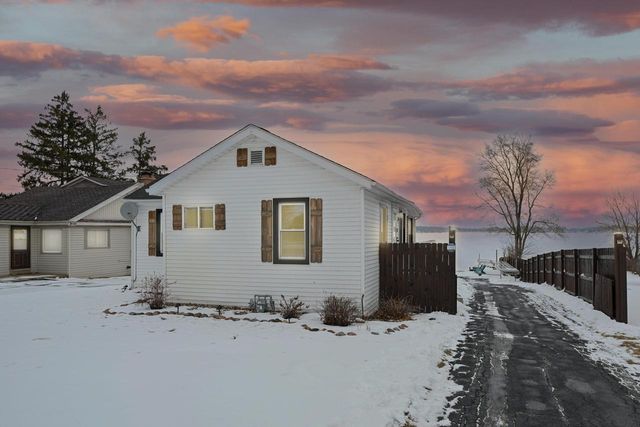 2225 Lakeshore DRIVE, Kansasville, WI 53139