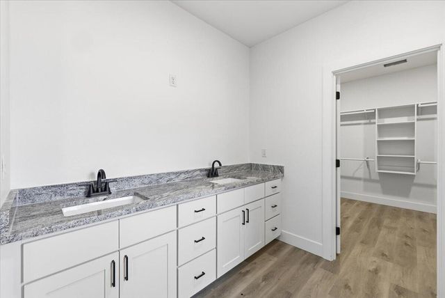 465 Arnos Street, Talent, OR 97540