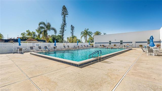 6869 Bogey DR, Fort Myers, FL 33919