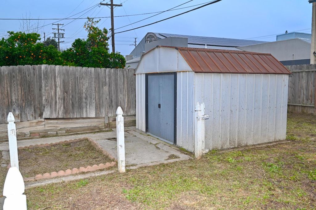 Image 37 of property listing at 1413 W Terrace Avenue, Fresno, CA 93705