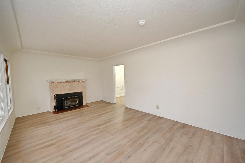 Image 9 of property listing at 1413 W Terrace Avenue, Fresno, CA 93705