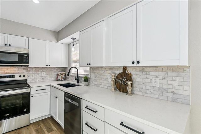 1470 S Hornecker Dr, Wichita, KS 67235