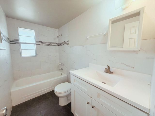5305 OAKWOOD COURT 17, Tampa, FL 33610