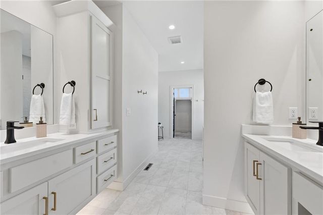 4225 NE Overbrook Drive, Lee's Summit, MO 64064