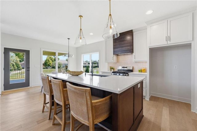 4225 NE Overbrook Drive, Lee's Summit, MO 64064