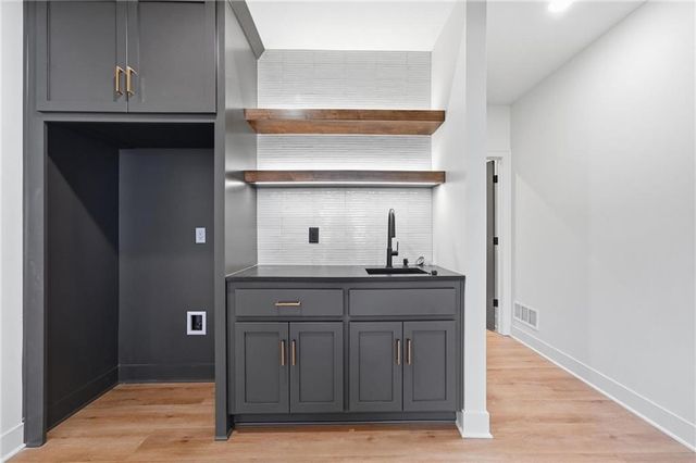 4225 NE Overbrook Drive, Lee's Summit, MO 64064