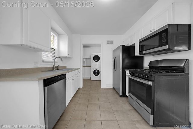 140 W Garfield Avenue, Hazel Park, MI 48030