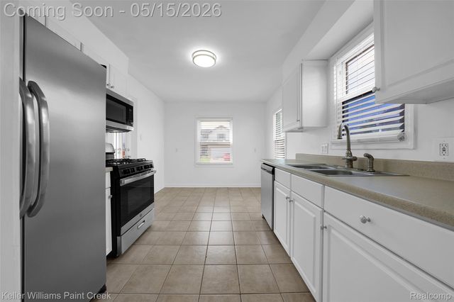 140 W Garfield Avenue, Hazel Park, MI 48030