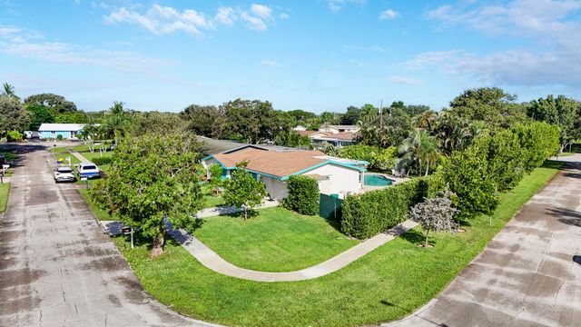 60 Camelia Circle, Tequesta, FL 33469