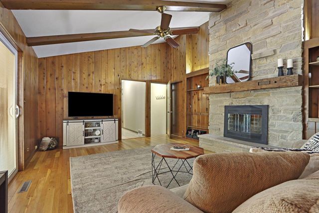 3625 S Brentwood ROAD, New Berlin, WI 53151