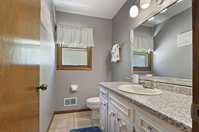3625 S Brentwood ROAD, New Berlin, WI 53151