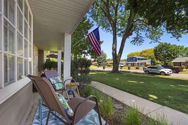 3625 S Brentwood ROAD, New Berlin, WI 53151