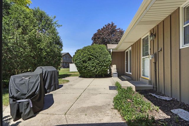 3625 S Brentwood ROAD, New Berlin, WI 53151