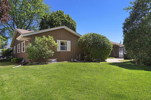 3625 S Brentwood ROAD, New Berlin, WI 53151