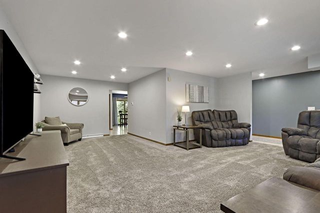 3625 S Brentwood ROAD, New Berlin, WI 53151