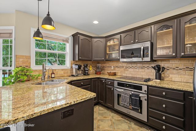 1201 Crosstimbers Dr, Louisville, KY 40245