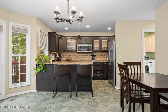 1201 Crosstimbers Dr, Louisville, KY 40245
