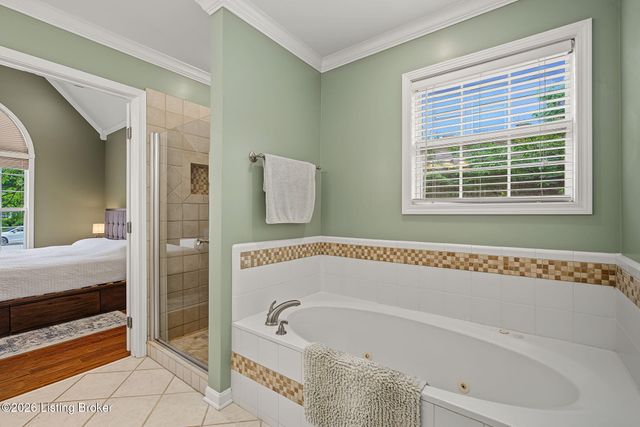 1201 Crosstimbers Dr, Louisville, KY 40245