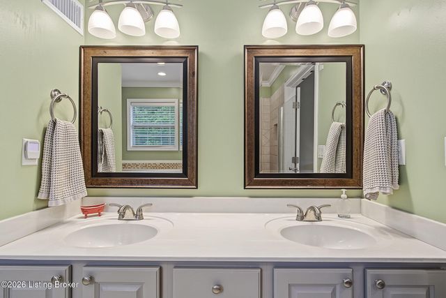 1201 Crosstimbers Dr, Louisville, KY 40245