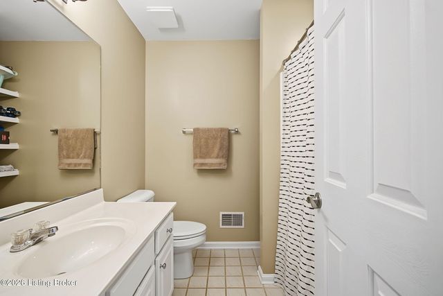 1201 Crosstimbers Dr, Louisville, KY 40245