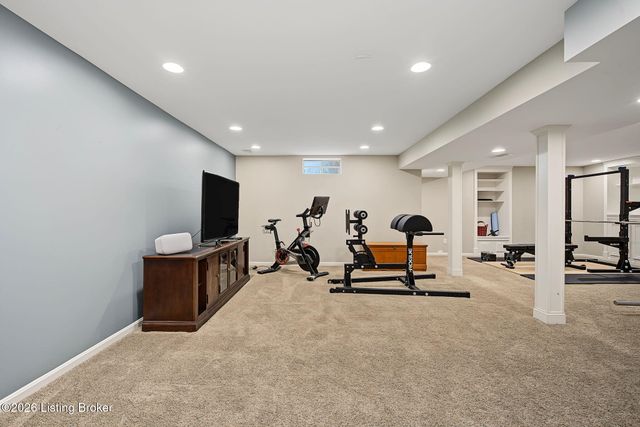 1201 Crosstimbers Dr, Louisville, KY 40245