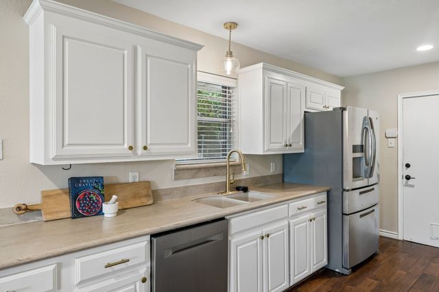 9734 Queenswood Lane, Dallas, TX 75238