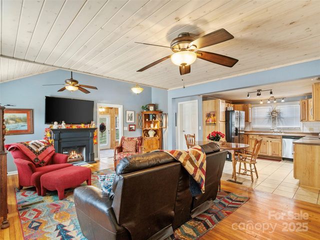 10 Birds Eye View, Burnsville, NC 28714