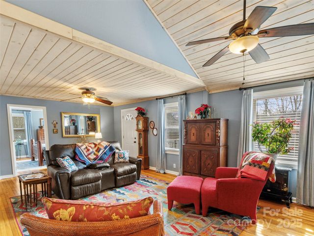 10 Birds Eye View, Burnsville, NC 28714