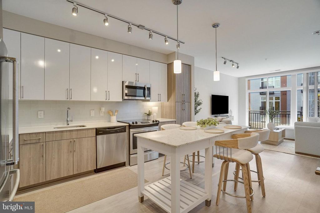 Image 2 of property listing at 145 RIVERHAVEN DR #352, Oxon Hill, MD 20745