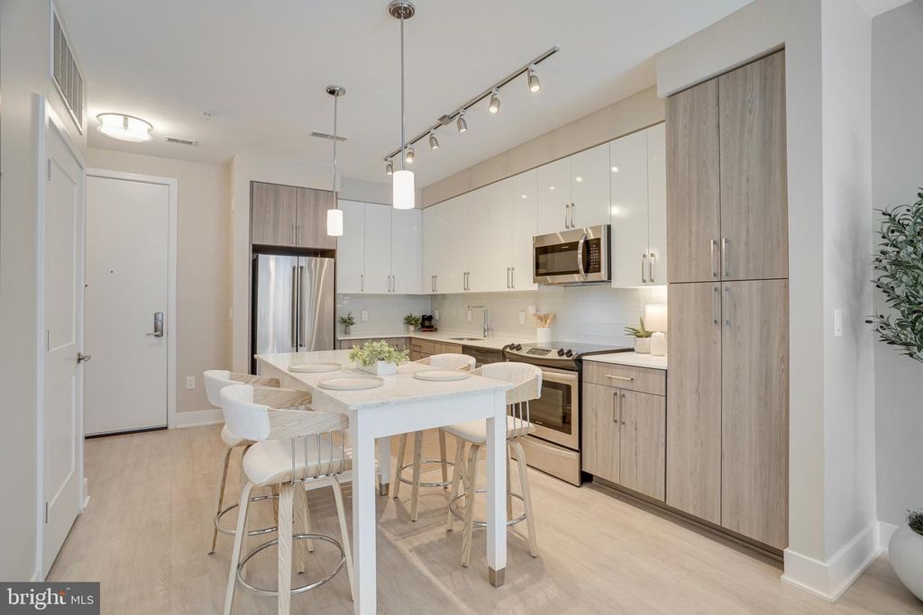 Image 3 of property listing at 145 RIVERHAVEN DR #352, Oxon Hill, MD 20745