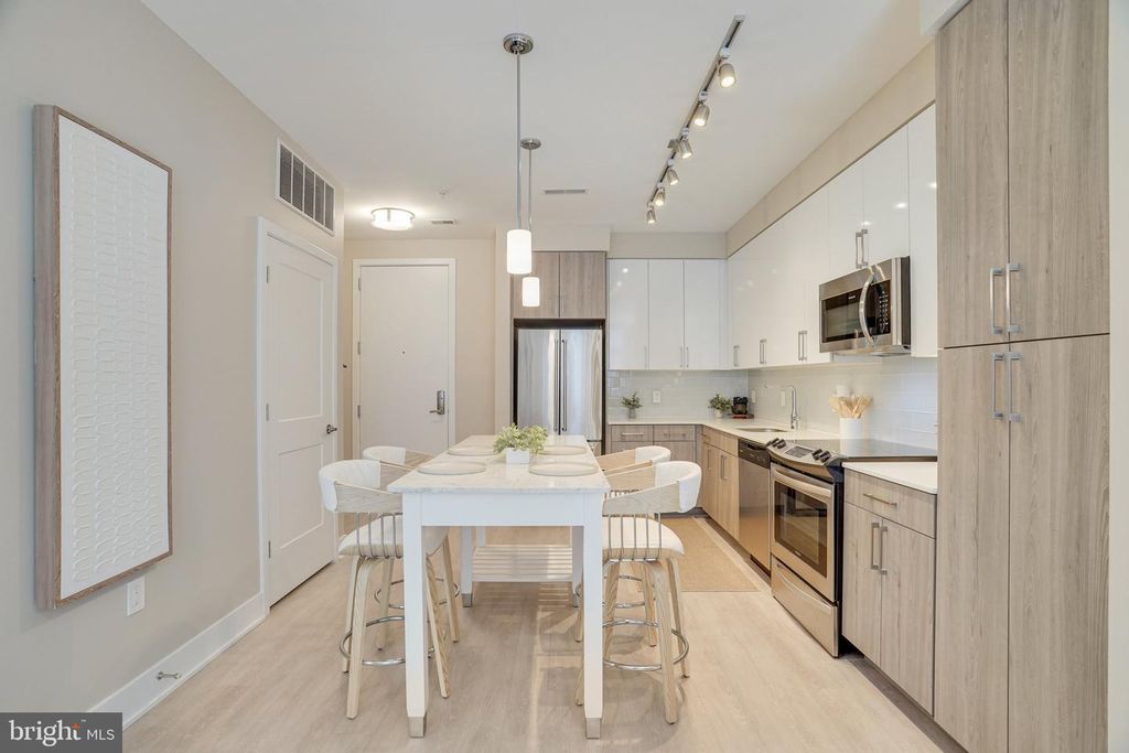 Image 5 of property listing at 145 RIVERHAVEN DR #352, Oxon Hill, MD 20745