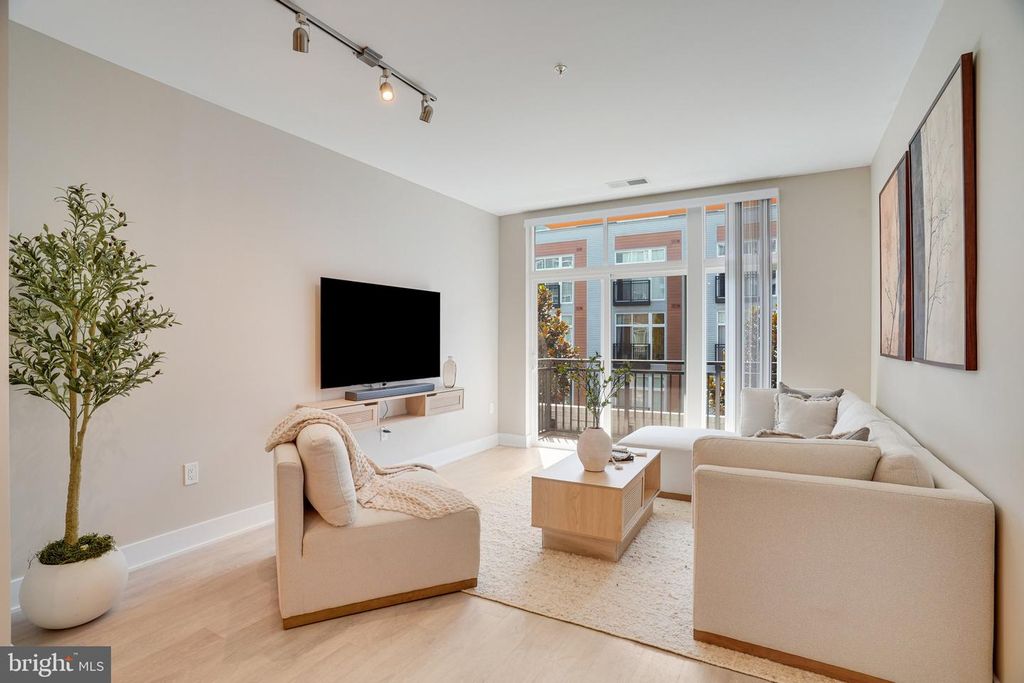 Image 6 of property listing at 145 RIVERHAVEN DR #352, Oxon Hill, MD 20745