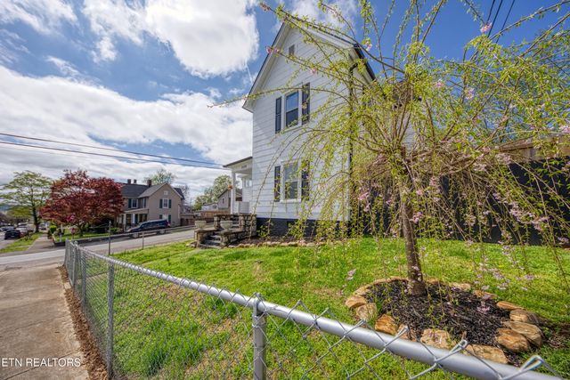 300 N B St, Lenoir City, TN 37771