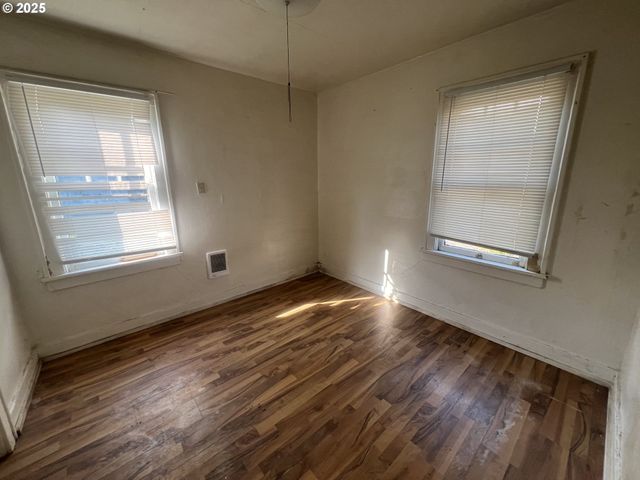 3015 DOVER St, Longview, WA 98632