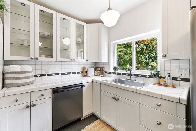 502 32nd Avenue, Seattle, WA 98122