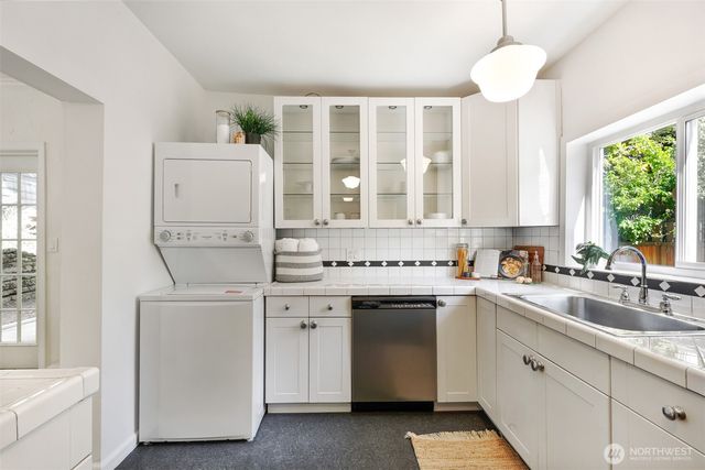 502 32nd Avenue, Seattle, WA 98122