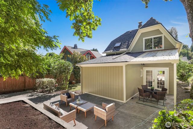 502 32nd Avenue, Seattle, WA 98122