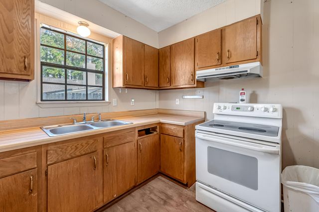 1600 Lahaina Court, Gulf Breeze, FL 32563