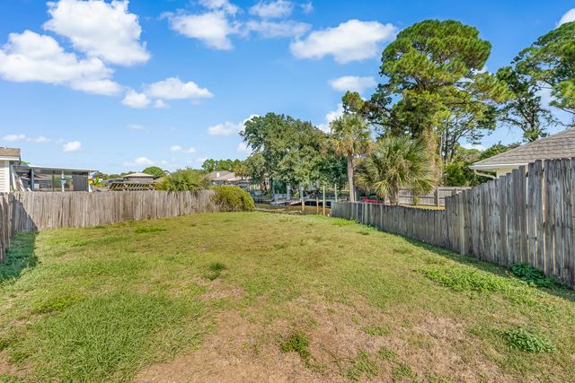 1600 Lahaina Court, Gulf Breeze, FL 32563