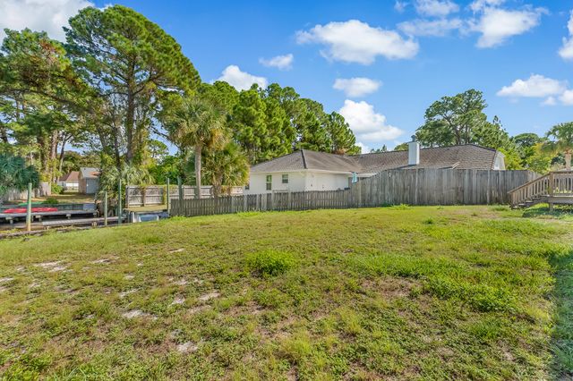 1600 Lahaina Court, Gulf Breeze, FL 32563